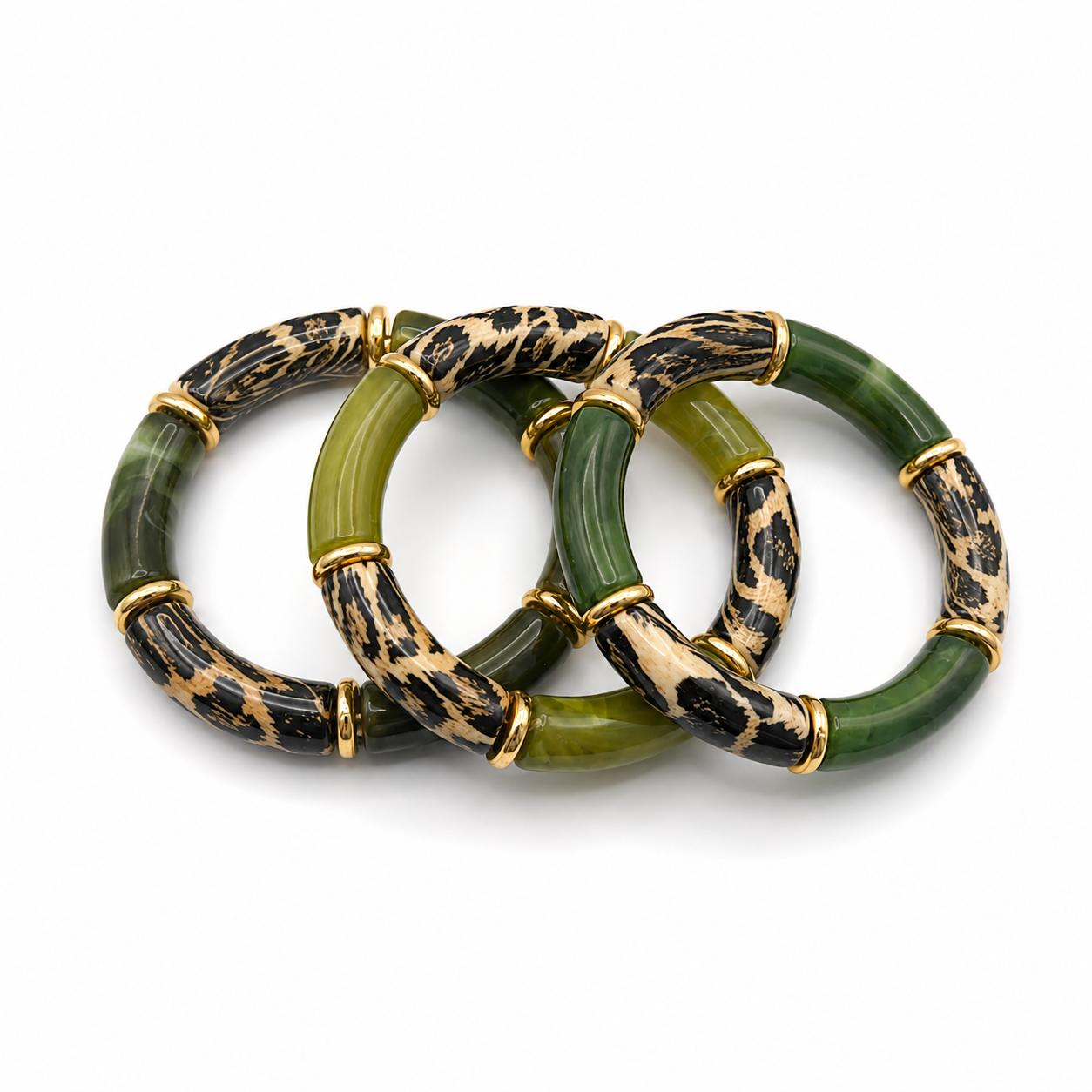 Détail anneaux dorés et résine imprimé léopard bracelet tube stack