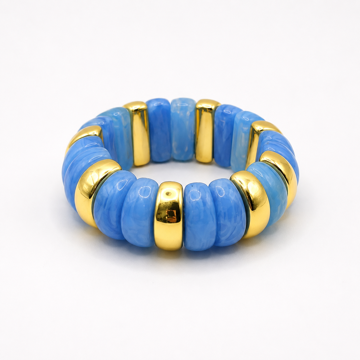 Détail bracelet fantaisie perles résine noire et séparateurs dorés