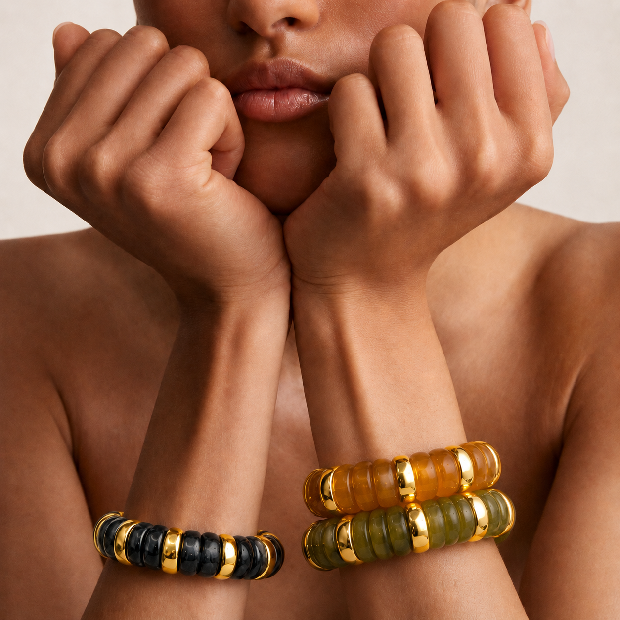 Bracelet perles résine noir marbré séparateurs dorés porté au poignet - Dorée Paris