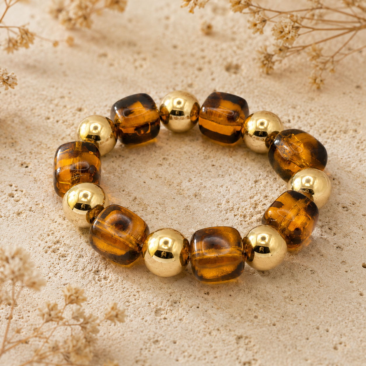 Détail perles résine ambrée et billes dorées bracelet fantaisie
