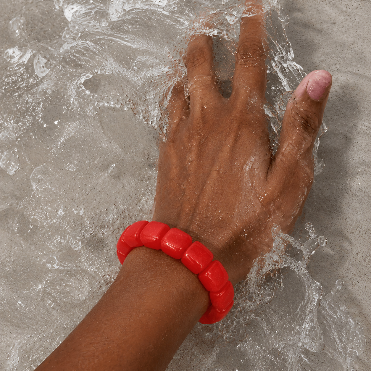 Détail grosses perles résine lisse coloris vif bracelet fantaisie