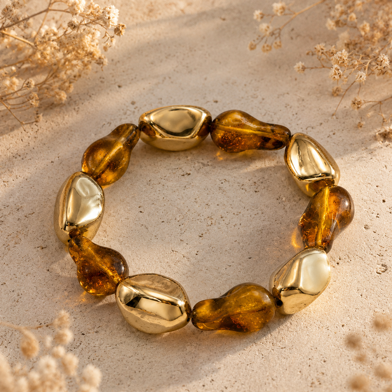 Détail galets résine ambrée et galets dorés miroir bracelet fantaisie