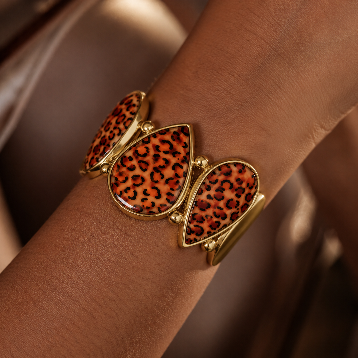 Détail manchette dorée imprimé léopard orange bracelet fantaisie