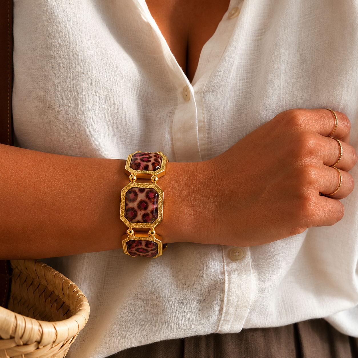 Bracelet manchette léopard rose porté au poignet - Dorée Paris