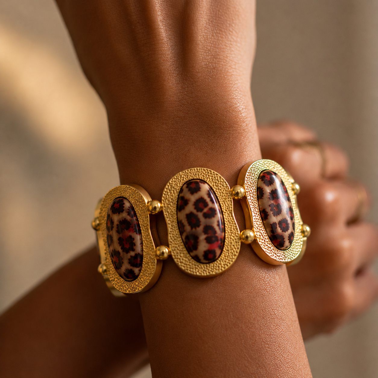 Bracelet manchette léopard bordeaux porté au poignet - Dorée Paris