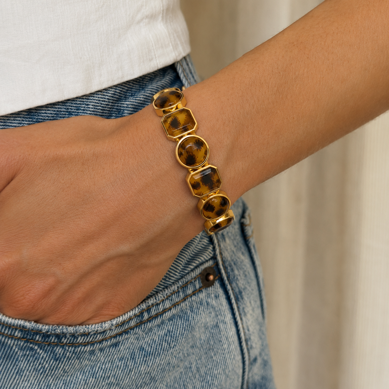Détail cabochons écaille tortue et montures dorées bracelet fantaisie