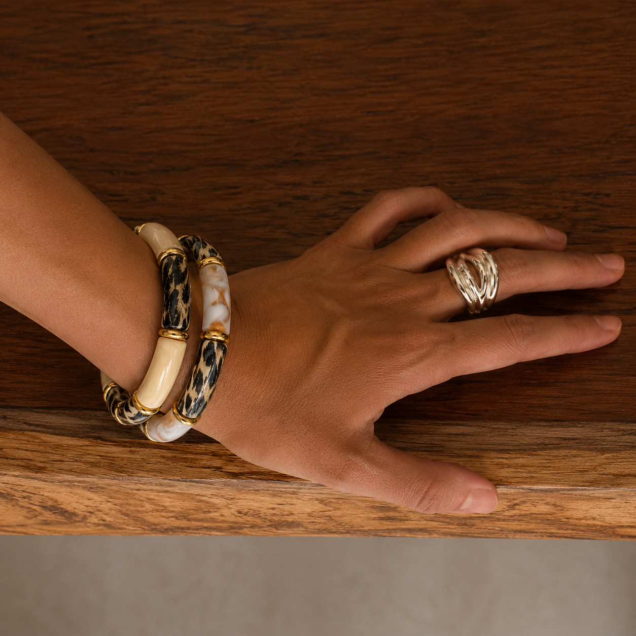 Bracelet tube léopard beige porté au poignet - Dorée Paris