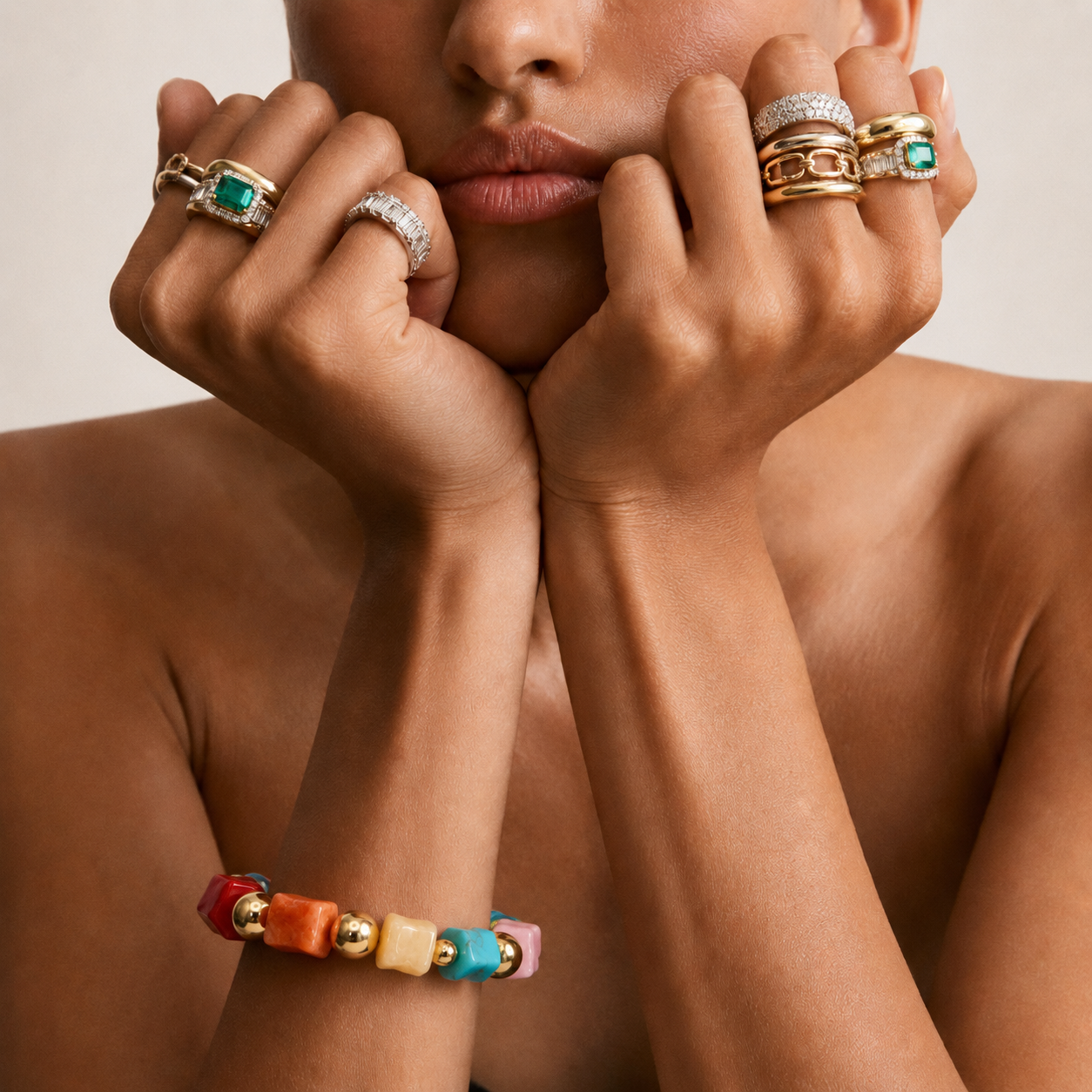 Bracelet perles multicolores porté au poignet - Dorée Paris